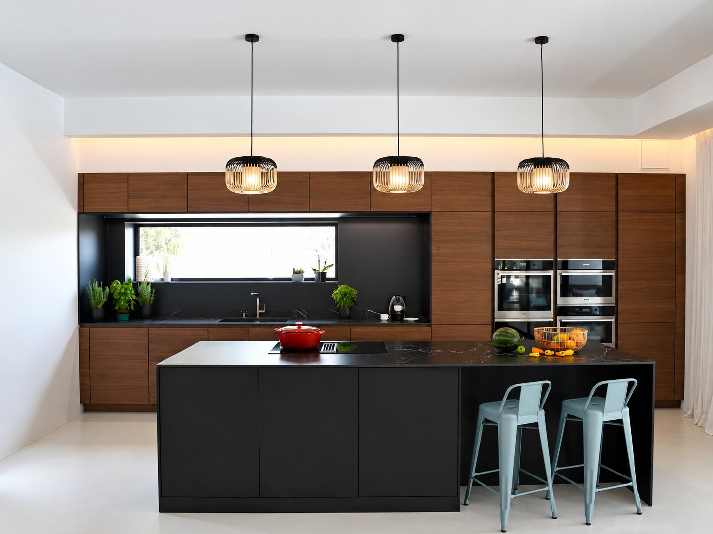 Cuisine contemporaine aux façades en bois foncé et à l'îlot noir, surmonté de trois suspensions et accompagné de deux tabourets bleu-gris.